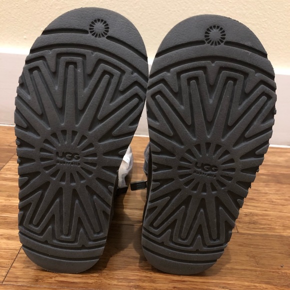 Original UGG Australia ‘Maddie’ boots in mushroom - Picture 4 of 8